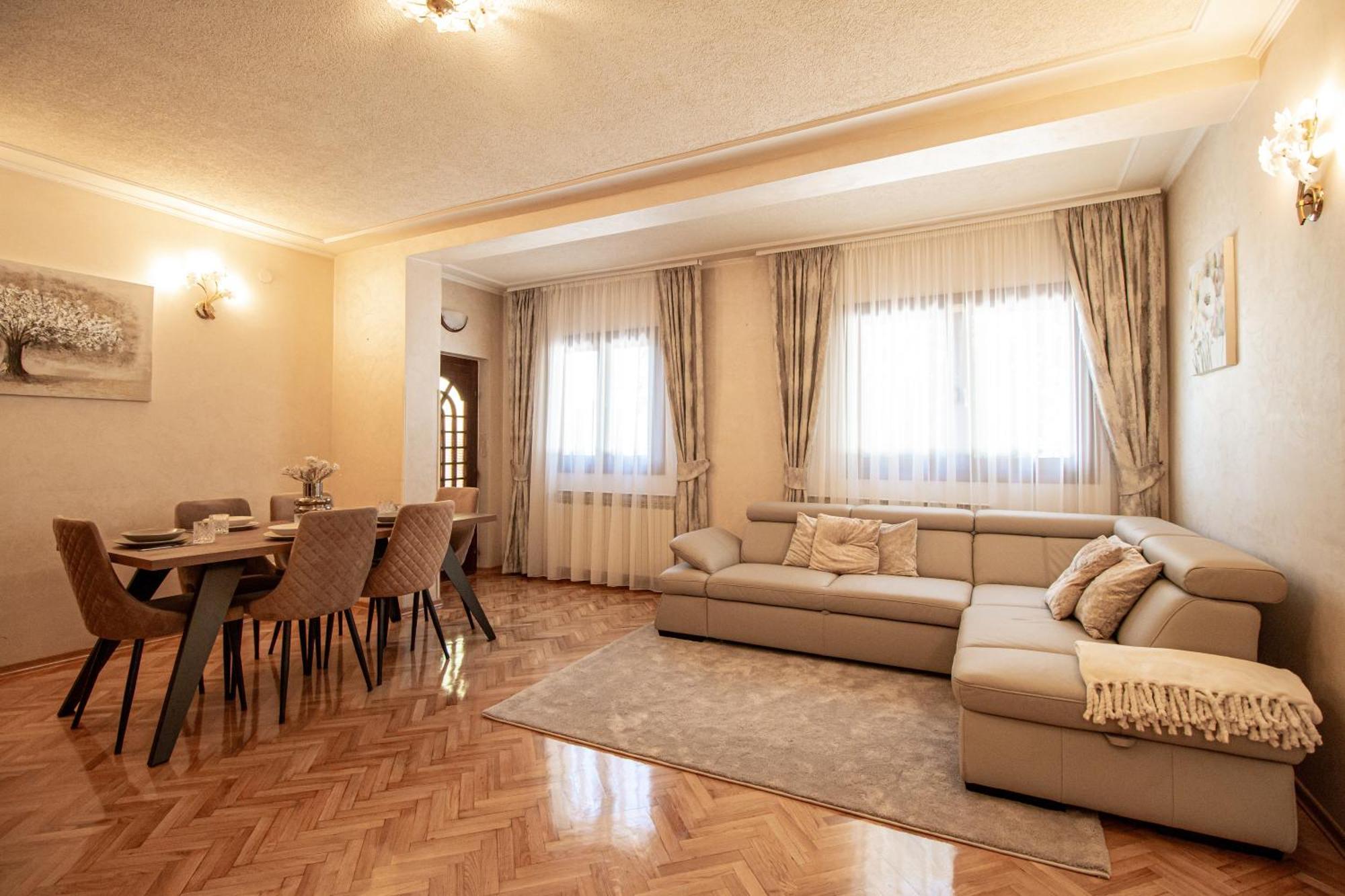 Rose Apartment *