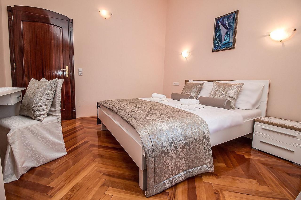 Rose Apartment *